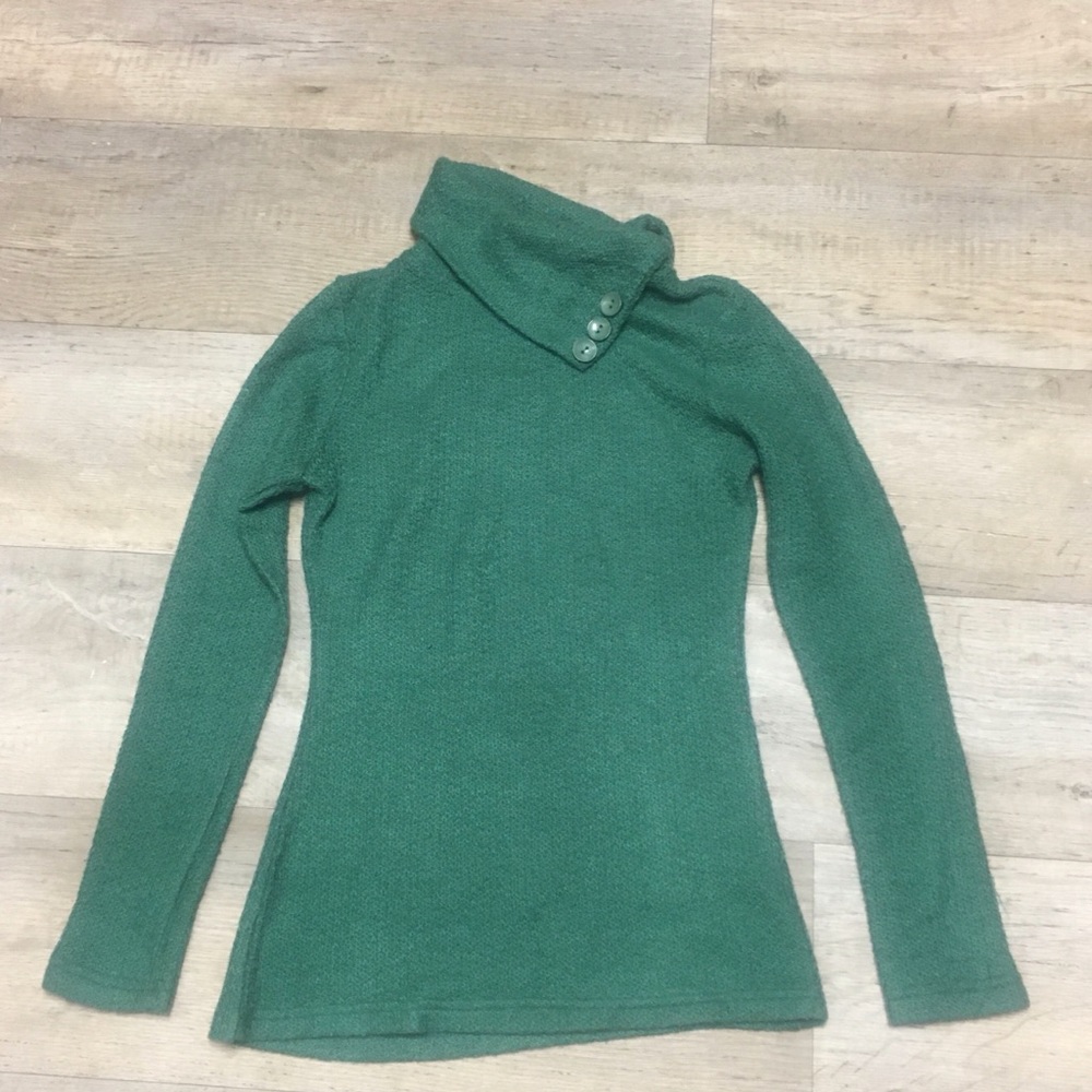 Flattering green  sweater. Like new! Sz Medium